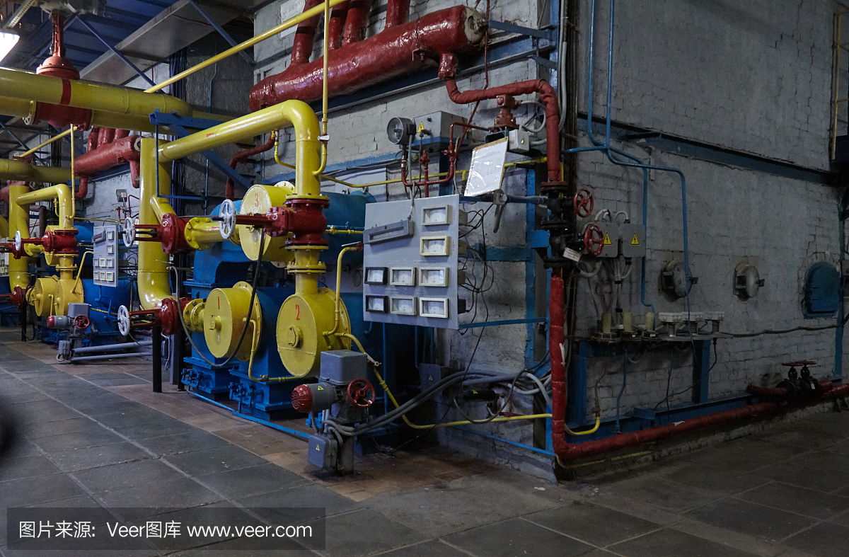 現(xiàn)代化的新型燃?xì)饧訜徙~器在鍋爐房工作。